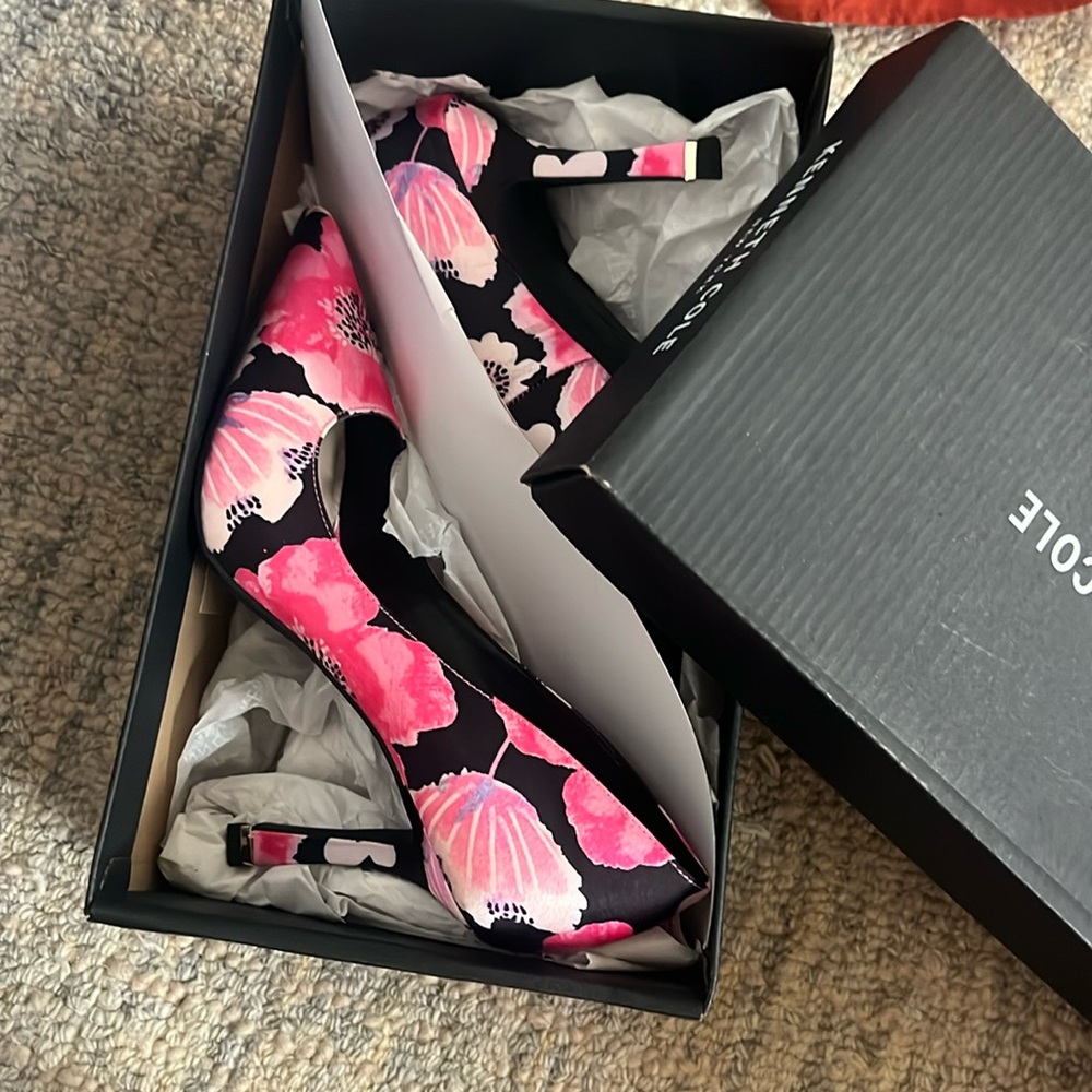 Kenneth Cole heels size 7.5